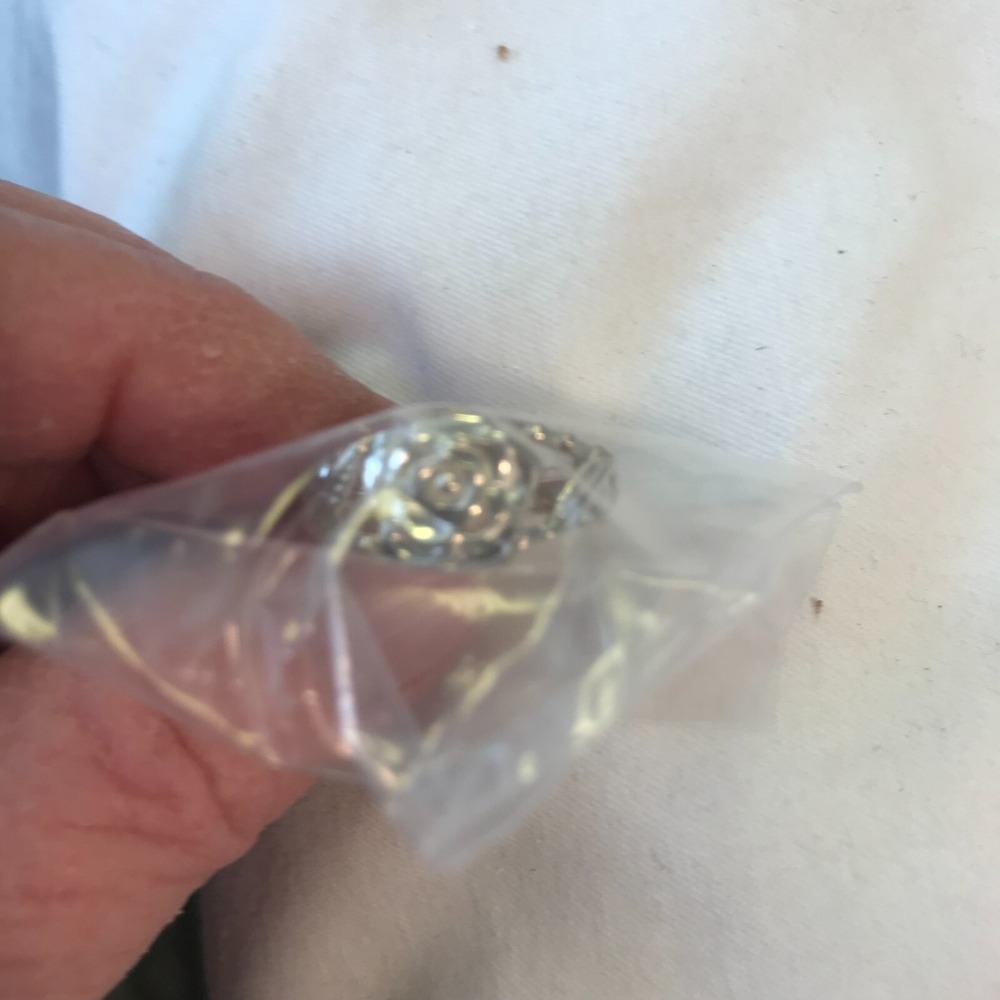 Avon 2005 Sterling Silver Diamond Cut Rose Ring in Special Packaging Size 6